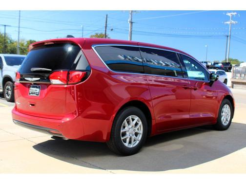 2026 Chrysler Voyager LX