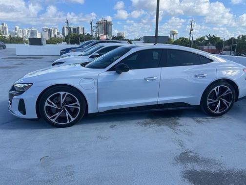 2024 Audi e-tron GT Premium Plus