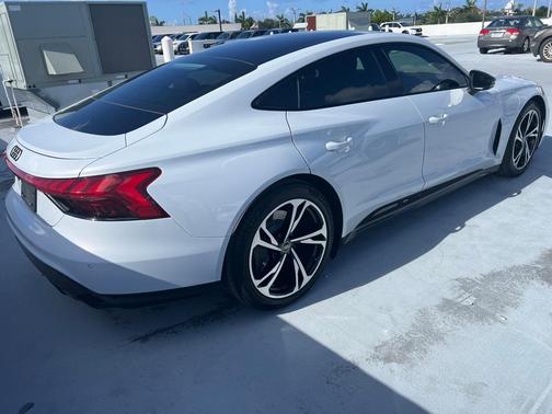 2024 Audi e-tron GT Premium Plus