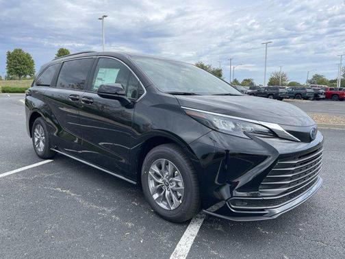 2025 Toyota Sienna LE