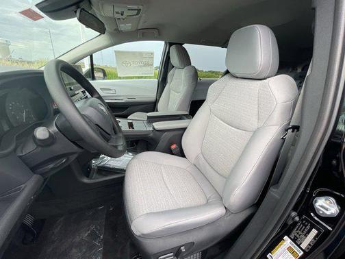 2025 Toyota Sienna LE