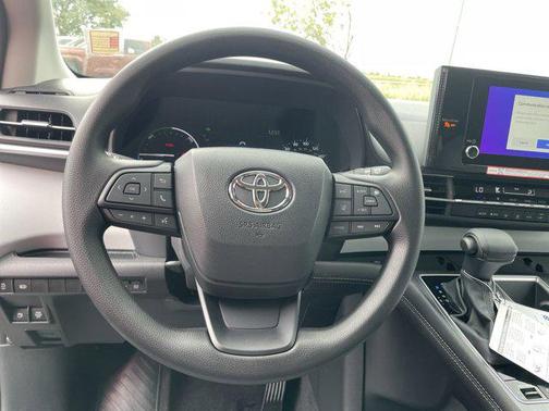 2025 Toyota Sienna LE