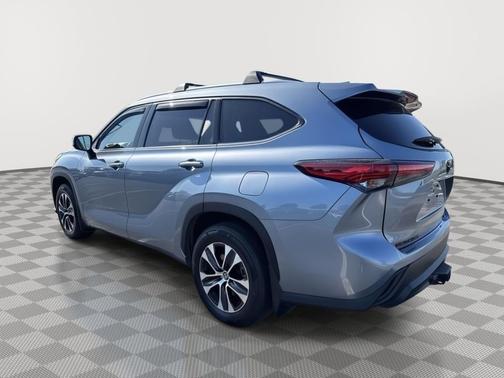 Moon Dust 2022 Toyota Highlander XLE