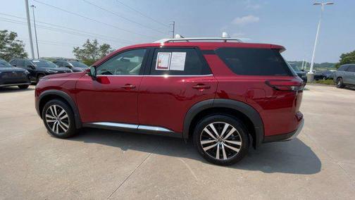 2025 Nissan Pathfinder Platinum 4WD