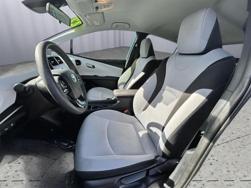2022 Toyota Prius LE