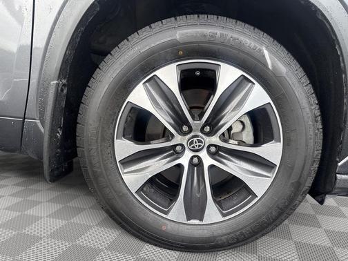 Magnetic Gray Metallic 2022 Toyota Highlander XLE