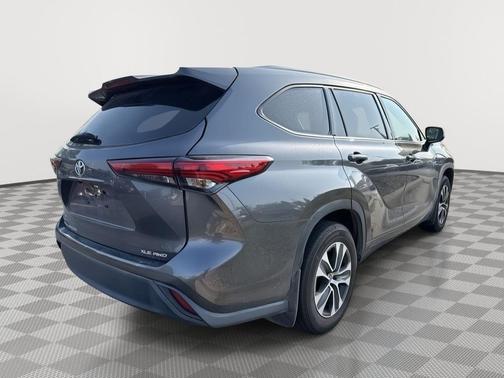 Magnetic Gray Metallic 2022 Toyota Highlander XLE