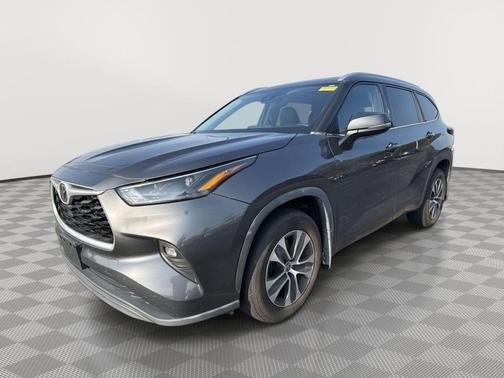 Magnetic Gray Metallic 2022 Toyota Highlander XLE