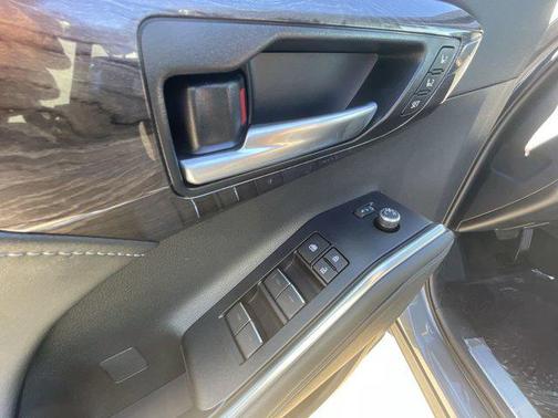 2025 Toyota Highlander Hybrid Platinum