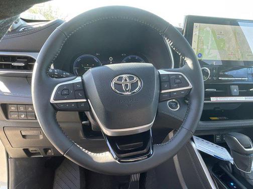 2025 Toyota Highlander Hybrid Platinum
