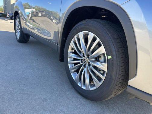 2025 Toyota Highlander Hybrid Platinum