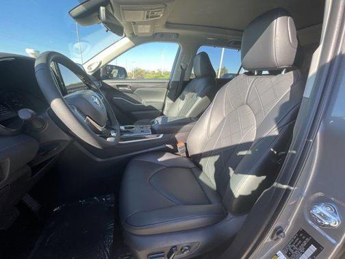 2025 Toyota Highlander Hybrid Platinum