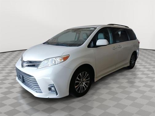 Blizzard Pearl 2018 Toyota Sienna XLE
