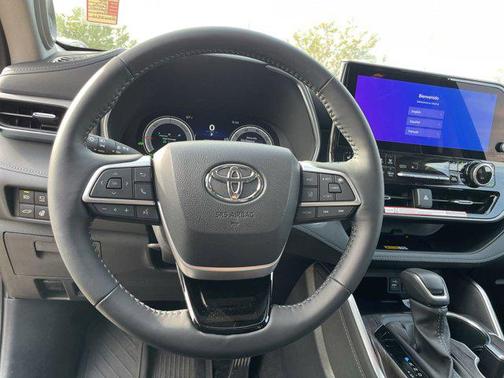 2025 Toyota Highlander Hybrid Platinum