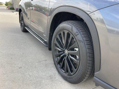 2025 Toyota Highlander Hybrid Platinum