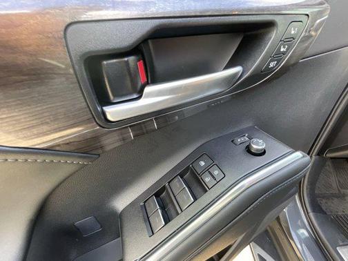 2025 Toyota Highlander Hybrid Platinum