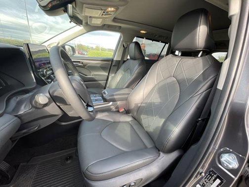 2025 Toyota Highlander Hybrid Platinum