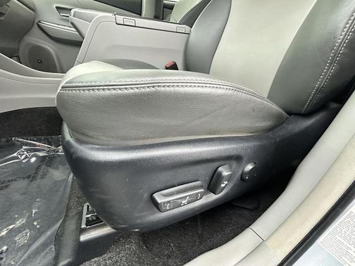 2015 Toyota Prius v Five