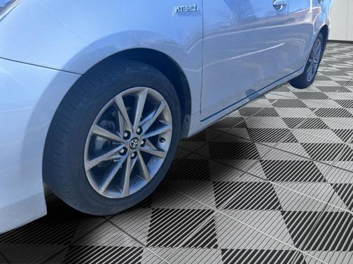 2015 Toyota Prius v Five