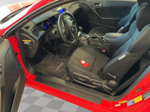 2011 Hyundai Genesis Coupe 2.0T Premium