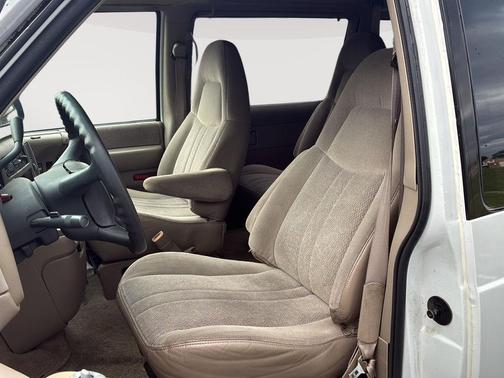 Ivory White 2000 GMC Safari SL