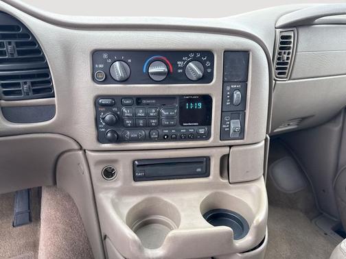 Ivory White 2000 GMC Safari SL