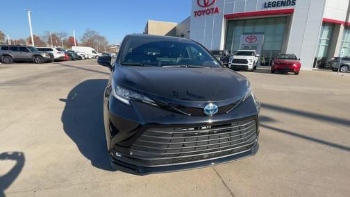 2025 Toyota Sienna Woodland Edition