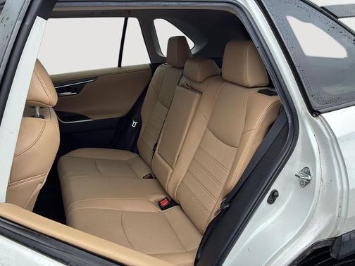 Blizzard Pearl 2022 Toyota RAV4 Hybrid SE