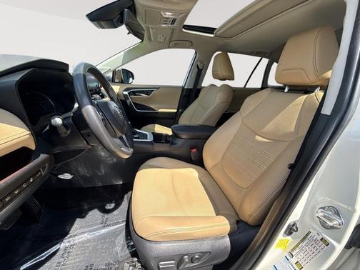 Blizzard Pearl 2022 Toyota RAV4 Hybrid SE