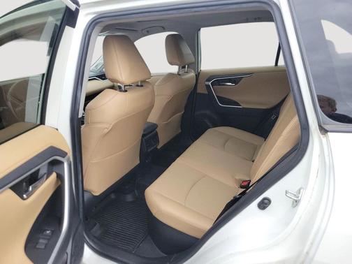 Blizzard Pearl 2022 Toyota RAV4 Hybrid SE