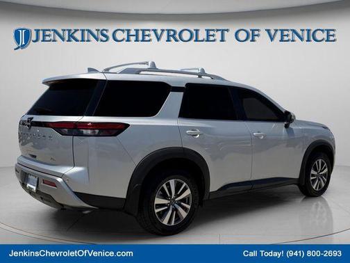 Brilliant Silver Metallic 2022 Nissan Pathfinder SL 2WD