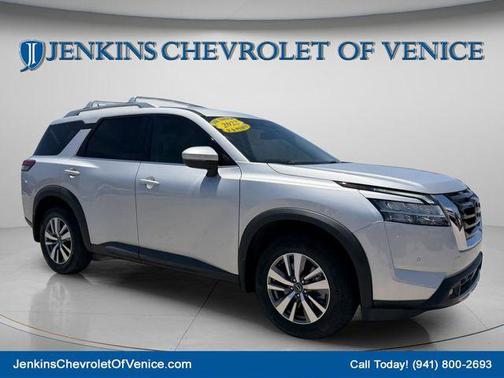 Brilliant Silver Metallic 2022 Nissan Pathfinder SL 2WD