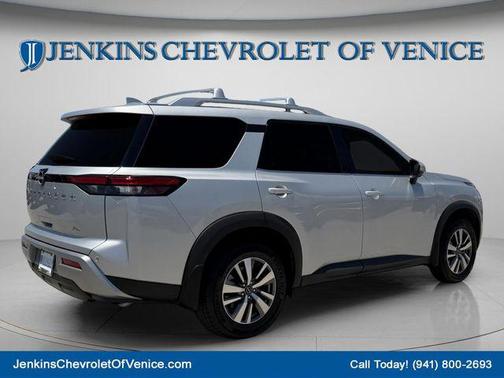 Brilliant Silver Metallic 2022 Nissan Pathfinder SL 2WD