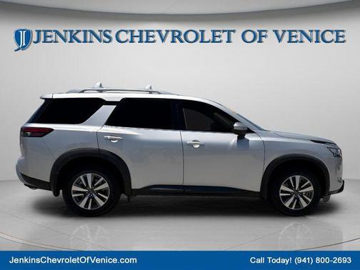 Brilliant Silver Metallic 2022 Nissan Pathfinder SL 2WD