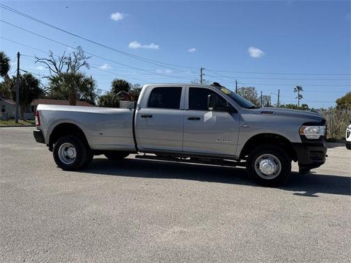 2022 RAM 3500 Tradesman Crew Cab 4x4 8' Box