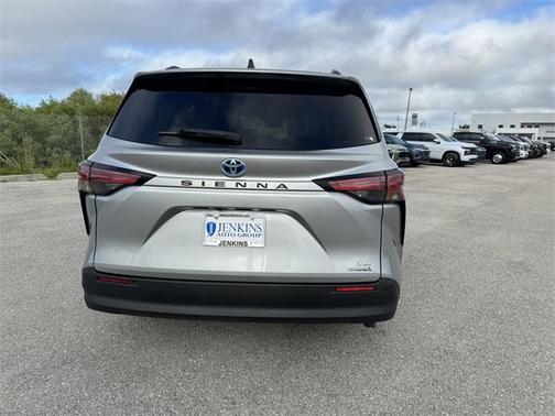 2021 Toyota Sienna XLE 8 Passenger