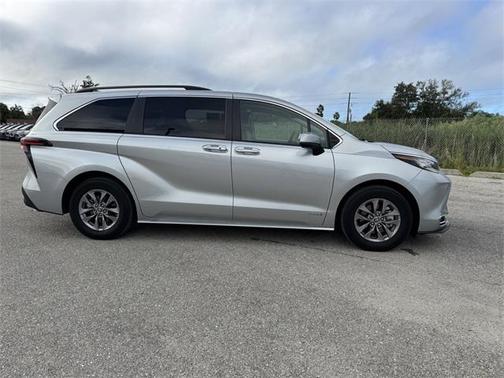 2021 Toyota Sienna XLE 8 Passenger