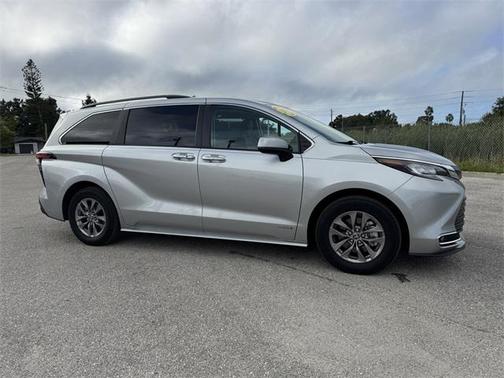2021 Toyota Sienna XLE 8 Passenger