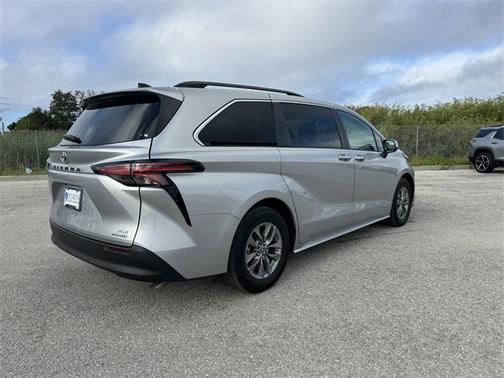 2021 Toyota Sienna XLE 8 Passenger