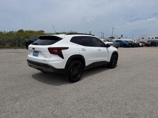 Summit White 2025 Chevrolet Trax FWD ACTIV