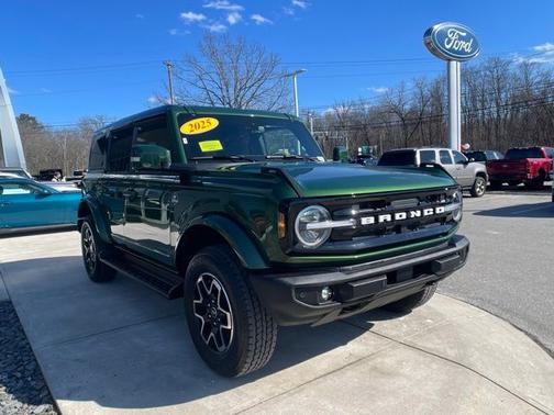 ERUPTION GREEN METALLIC 2025 Ford Bronco OUTER BANKS