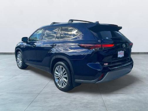 Gray 2024 Toyota Highlander PLATINUM