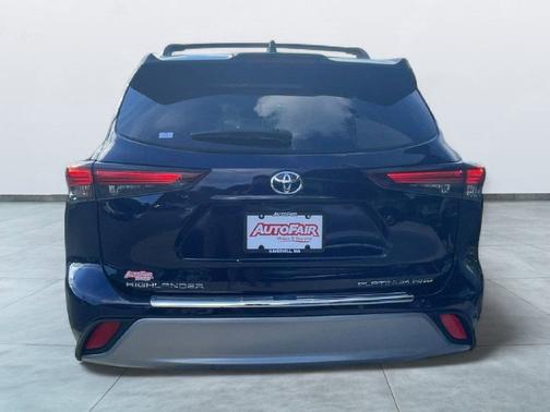 Gray 2024 Toyota Highlander PLATINUM