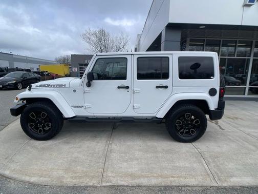 Bright White Clearcoat 2017 Jeep Wrangler Unlimited SAHARA