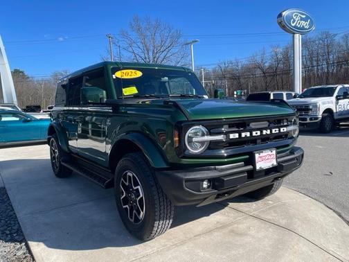 ERUPTION GREEN METALLIC 2025 Ford Bronco OUTER BANKS