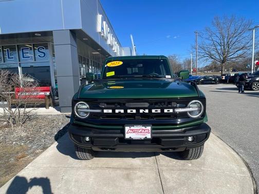 ERUPTION GREEN METALLIC 2025 Ford Bronco OUTER BANKS
