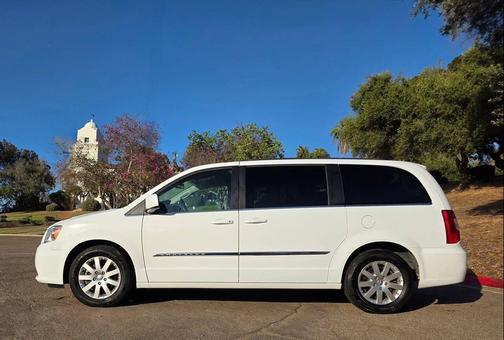 Bright White Clearcoat 2016 Chrysler Town & Country Touring