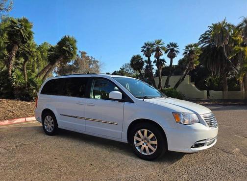 Bright White Clearcoat 2016 Chrysler Town & Country Touring