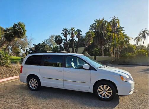 Bright White Clearcoat 2016 Chrysler Town & Country Touring
