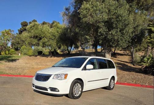 Bright White Clearcoat 2016 Chrysler Town & Country Touring
